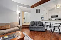Walking Distance to Ski Slopes! Cozy Condo that sleeps 4! - 부티크