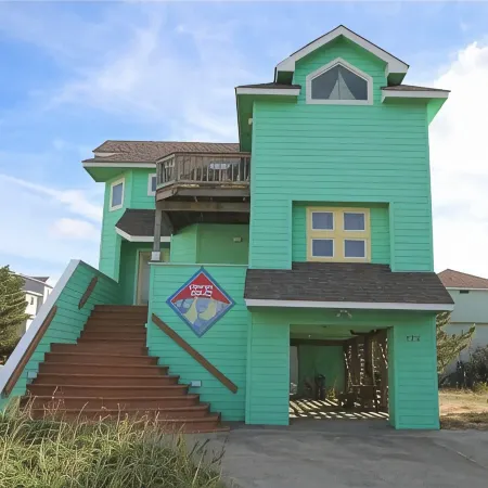 Semi Oceanfront 5 bedroom dog friendly cottage 10 feet to beach access