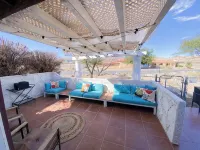 Charming 2-bedroom house with WiFi, AC in welcoming Yucca Valley - Homestays