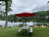 Lake Front home, dock w/2 kayaks, firepit, grill, pedal boat. Lv2 EV charger -  Privatzimmer