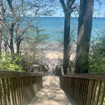 Beautiful woodsy setting a 10 minute walk to the beach!