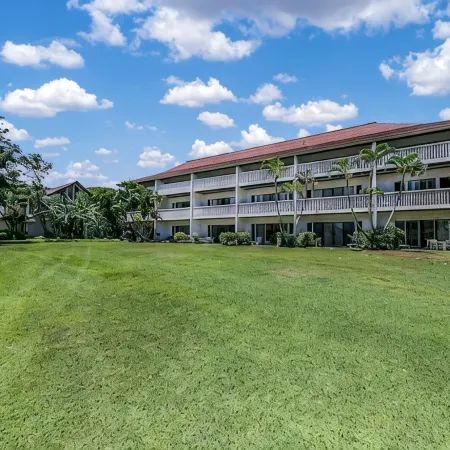 Newly remodeled with AC, gorgeous ground floor condo 87, 3 min walk to beach