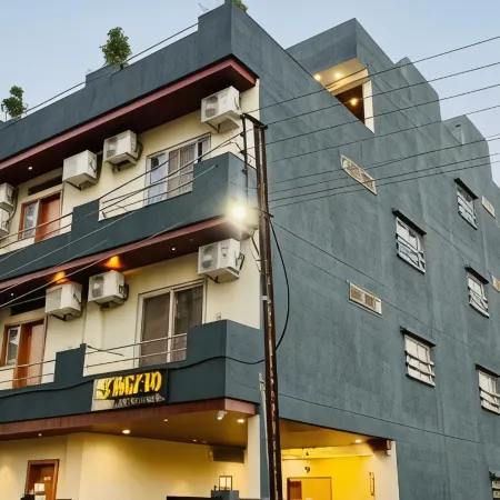 Stay 10 Parallel Apartment Hotel