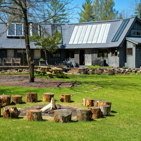 11 Beds Sleeps 20+. Pets OK. 4 Bedrooms/Bonus Sleeping Room/Bunk House. 40 Acres