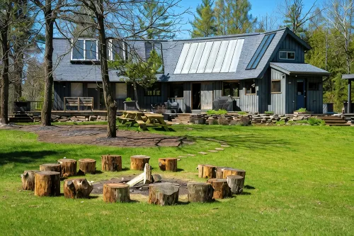 11 Beds Sleeps 20+. Pets OK. 4 Bedrooms/Bonus Sleeping Room/Bunk House. 40 Acres - Homestays