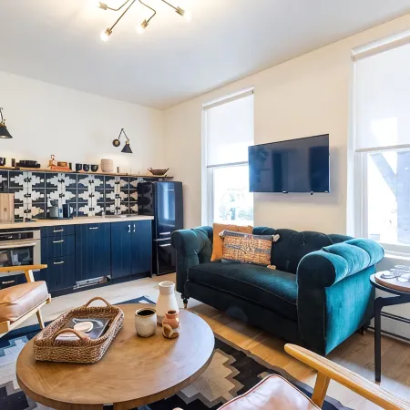 The Ella - One of a kind Luxury Suite steps from the Plaza