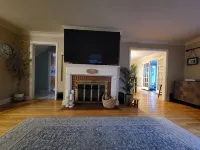 Charming home, quiet neighborhood< 2mi to Shattuck, game room, deck