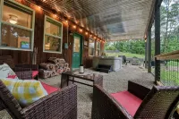 Ladybug Lodge - Hot Tub, Fire Pit, Pool Table - 4-Star