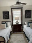 "Charming Cottage with Spacious Porch, Walking Distance to Top Attractions - บ้านพักหลังเล็ก