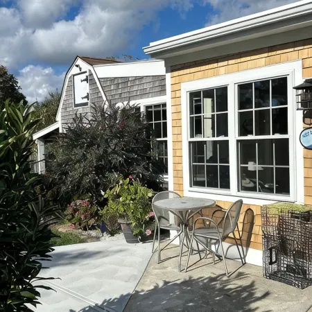 Cozy, clean, relaxing beach cottage awaits you!! Hotels in Fairhaven