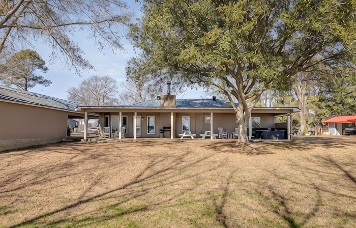 Lake Front | 2 Boat Slips | Hot Tub | Game room