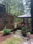 Walk to Waterfalls!  Cozy All Seasons Highlands Cabin 6 min to Town - Gym