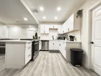 New 3 BR, Gated Parking, Sleep 8, Walk to BLVD 랭커스터 호텔