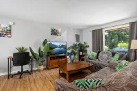 Edgewood Jungle Vibs Own unit A - Apartments