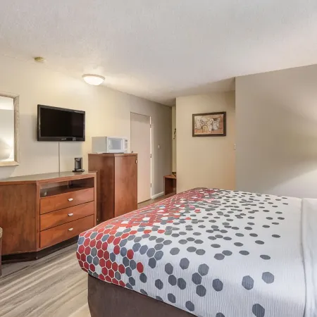 Econo Lodge Inn & Suites