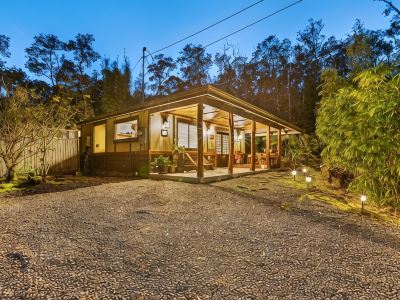 Volcano Tea House Cottage - Spa Bath, Hot Tub, and Fireplace with Japanese Decor