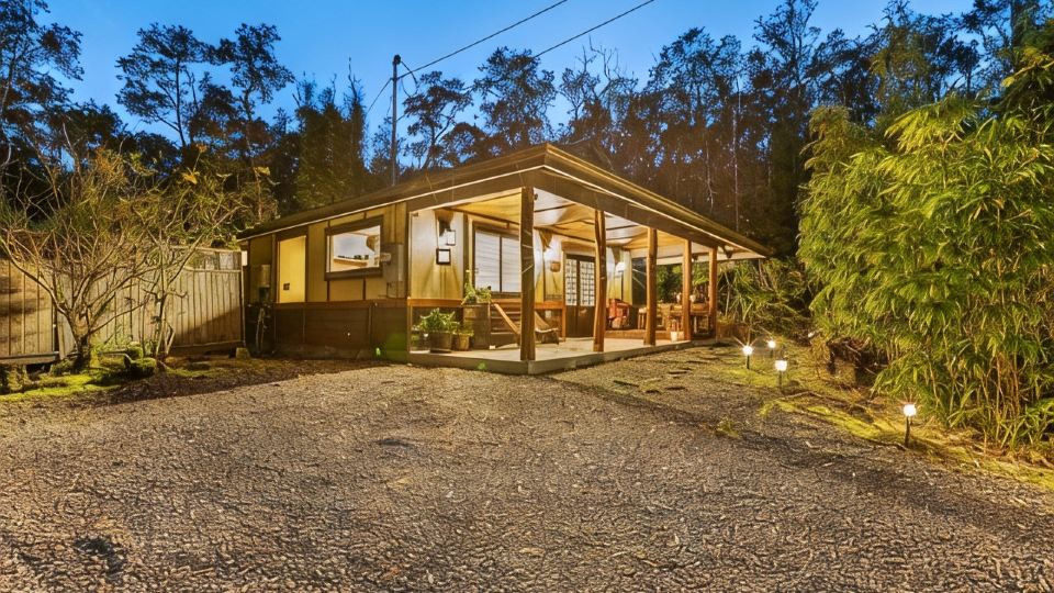 Volcano Tea House Cottage - Spa Bath, Hot Tub, and Fireplace with Japanese Decor