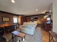 Washington Family Property, Upper Carriage House in Old Town on 107 S Lee Street - Villas