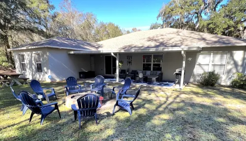 LARGE MODERN 4 BEDROOM HOME. VERY PRIVATE w HOT TUB & 3 acres! - Fitnessstudio