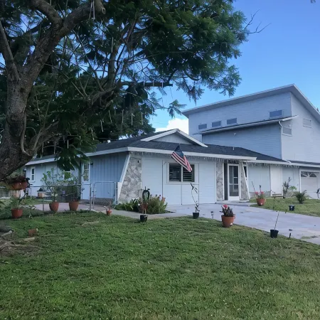Gorgeous Pool house 5 min from the beach, shopping and restaurants I