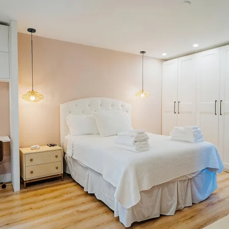 Coastal Chic 1BR Retreat – Walk to Jupiter Beach!
