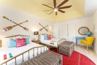 Walk to Beach HotTub FirePit Game room Lake View - Homestays