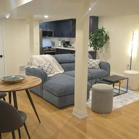 Modern 2-Bed Basement Retreat! Отели рядом с достопримечательностью «Шеридан»