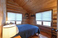 Cozy Lakefront Cabin, Dock + Trails : Trails Lodge