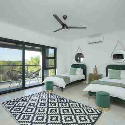 Giraffe Oasis - Kruger Luxury Family Villa: 5-BRs WiFi & AC in Marloth Park Rooms
