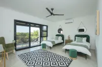 Giraffe Oasis - Kruger Luxury Family Villa: 5-BRs WiFi & AC in Marloth Park