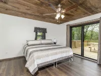 Spacious 5-bedroom just 1 minute from Bennett Spring State Park! Hotels in Laclede County