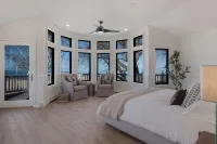 Beachfront Home on Lake Michigan beach. Spectacular sunsets, walk to downtown. - 4-Star