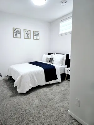 The Luxury Retreat, CalgaryCentral location, family oriented, feel at home! - Bungalow