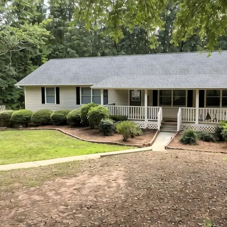 Spacious and quiet lakehouse with dock on Lake Hartwell