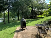 Cabin in Hardy on Kiwanie Lake with fishing boat & kayak, near Spring River Hotels in Sharp County