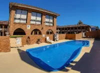 Cumberland Motor Inn - Pools