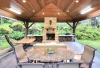 Rainforest Retreat w/Outdoor Fireplace & Hot Tub - Boutique