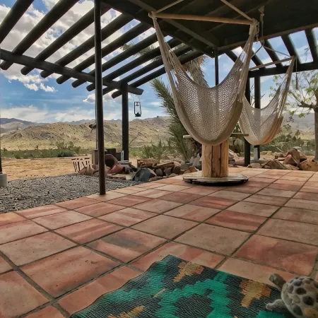 Clever Rabbit: 5-Acre Retreat Joshua Tree National Park with Starlink Internet