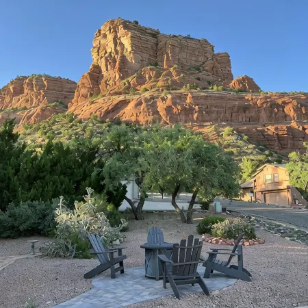Red Rock/Mesa Views, No Stairs, Golf, Hike, Relax. EV Charger, Stocked Kitchen!