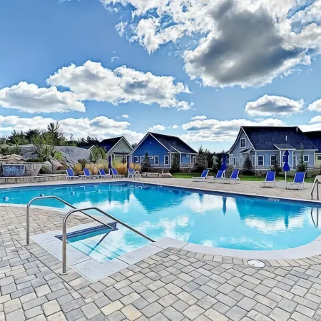 Sunkissed Cottage, Heated Pools, Club House, Game Room, 15 Mins to Local Beaches