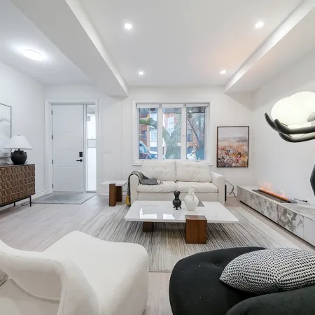 4BR King West Walk to Downtown Sleeps 9