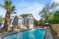Sparkling pool • Historic 6-BR Oasis Near Downtown - مسبح خاص