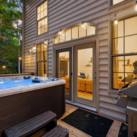 AVL Estate: 5K sq ft, Golf Sim, Speakeasy, Hot Tub, Sauna, Sleeps 20 + 2 pets