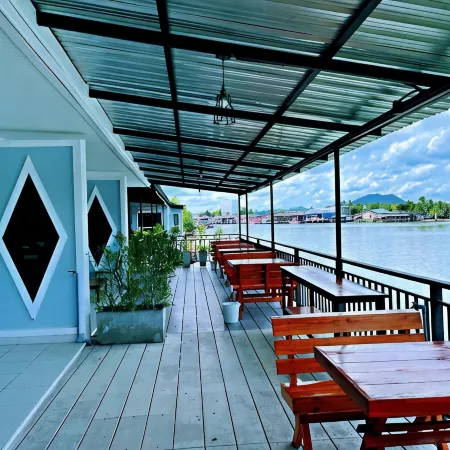 Chaiyai River Front Hotel