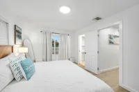Casa Las Olas - Waterfront Home with Heated Pool, Movie Theater & Arcade