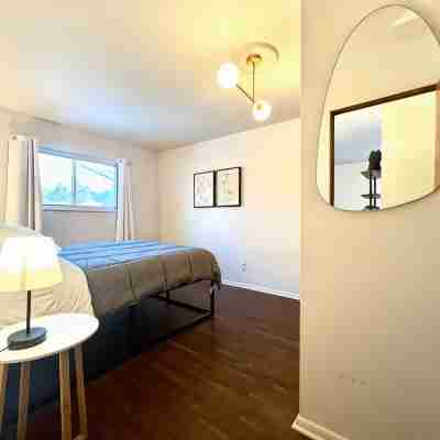 Cozy 2BR Mid-Century Townhouse w/Parking Near Downtown Ann Arbor & The Big House Rooms