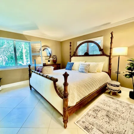 Downtown "old" Naples, walking distance to beach, restaurants & shops