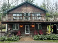 Rustic ski chalet in the heart of North Conway off West Side Road - 2-Star