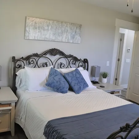 Central Retreat D, NEW, Close to Everything!