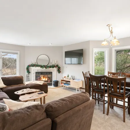 Mount Snow Condo: 4 min Walk to Sundance Lift (High Speed - 6 Seat)